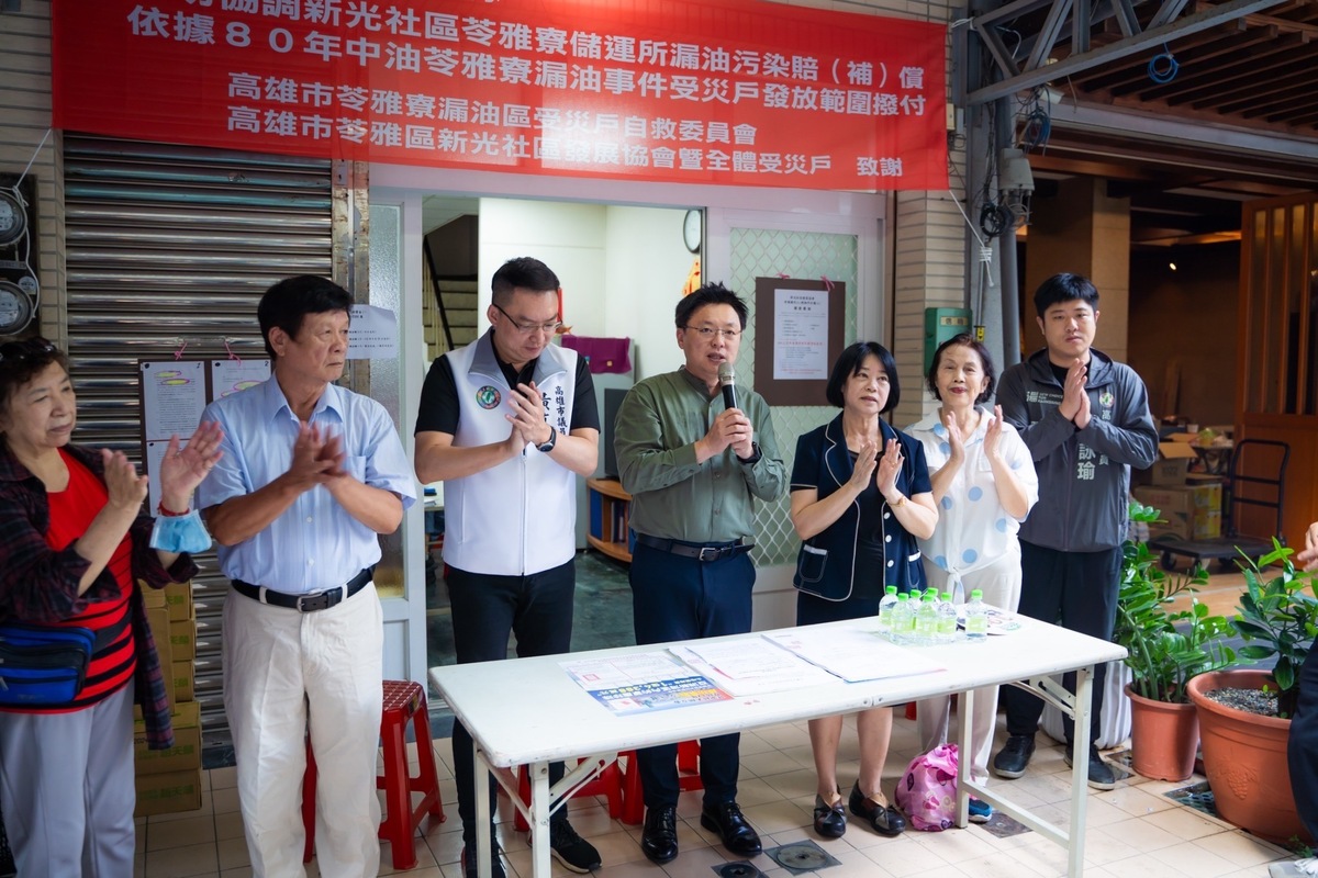 趙天麟(中)為新光社居區民爭取中油補償金。 圖：趙天麟服務處提供