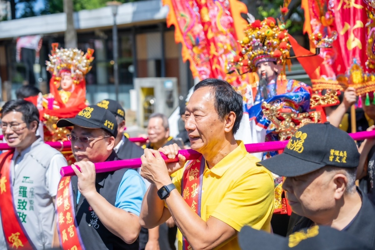 總統擬參選人郭台銘參加板橋慈惠宮神像入祀安座團拜。 圖：郭台銘競選辦公室/提供