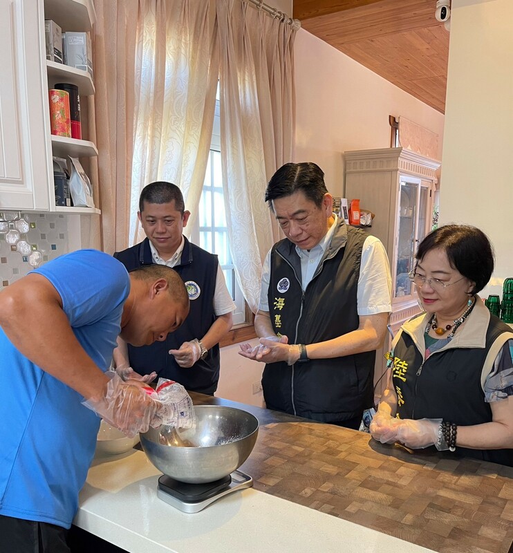海基會、陸委會及移民署一起體驗手作甜點。 圖：海基會提供