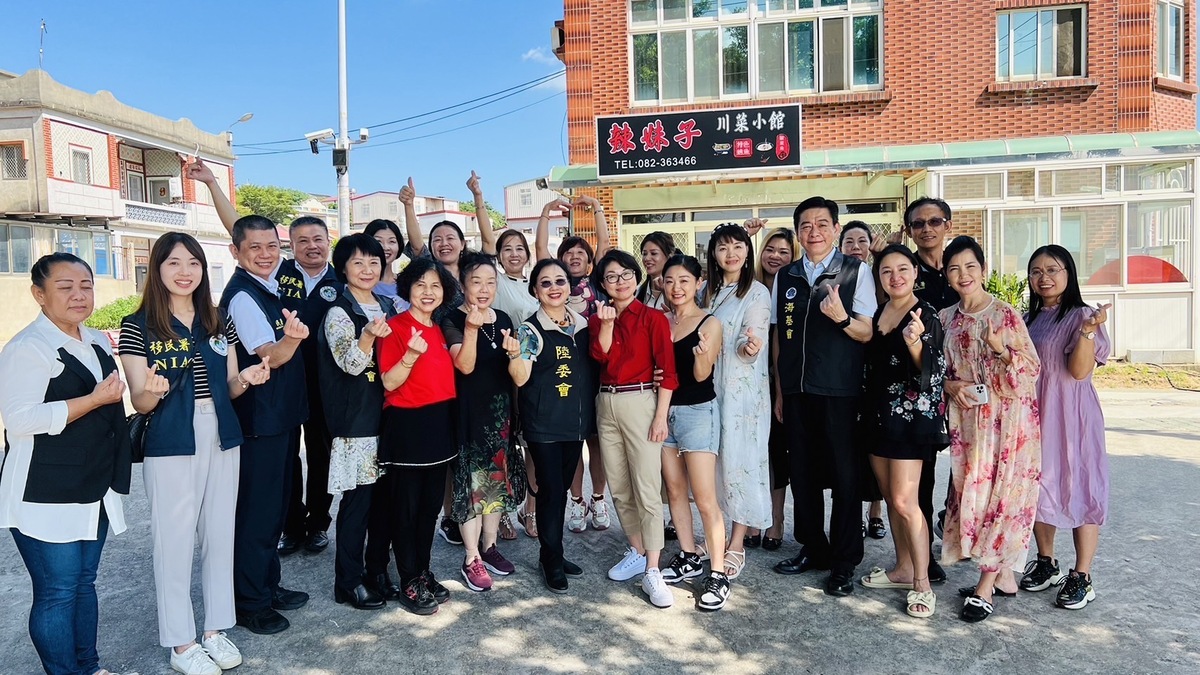 海基會副秘書長蔡孟君（前右6)與金門陸配團體負責人合影。 圖：海基會提供