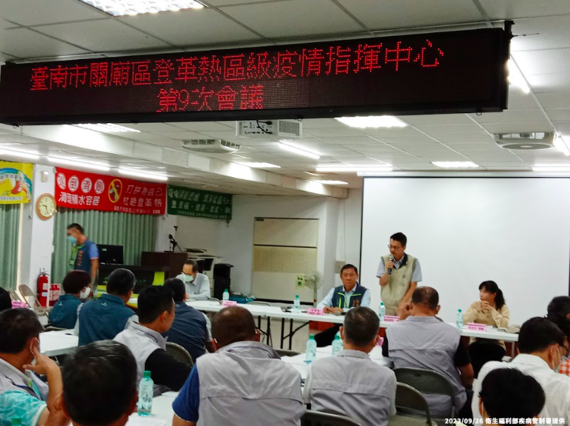 南台灣登革熱疫情不斷，疾管署今(26)日表示，「登革熱前進應變工作隊」即日起與台南市府合作，針對重點行政區里開始執行「高病例里別屋後天溝分區指導及診斷計畫」。 圖：疾管署提供
