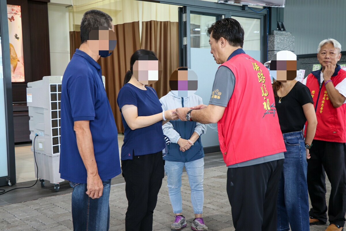 徐少東(右三)將善款直接捐給罹難者家屬。 圖：朝元宮提供
