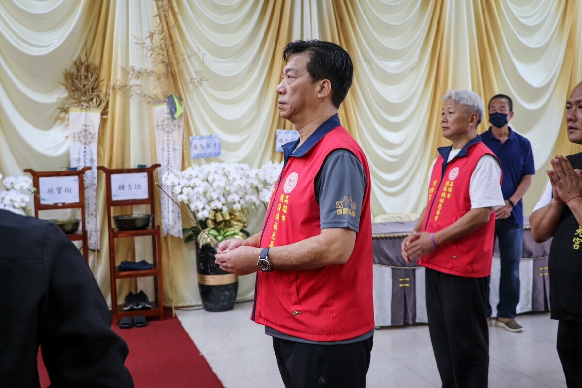 徐少東(左)在罹難者靈前上香。 圖：朝元宮提供