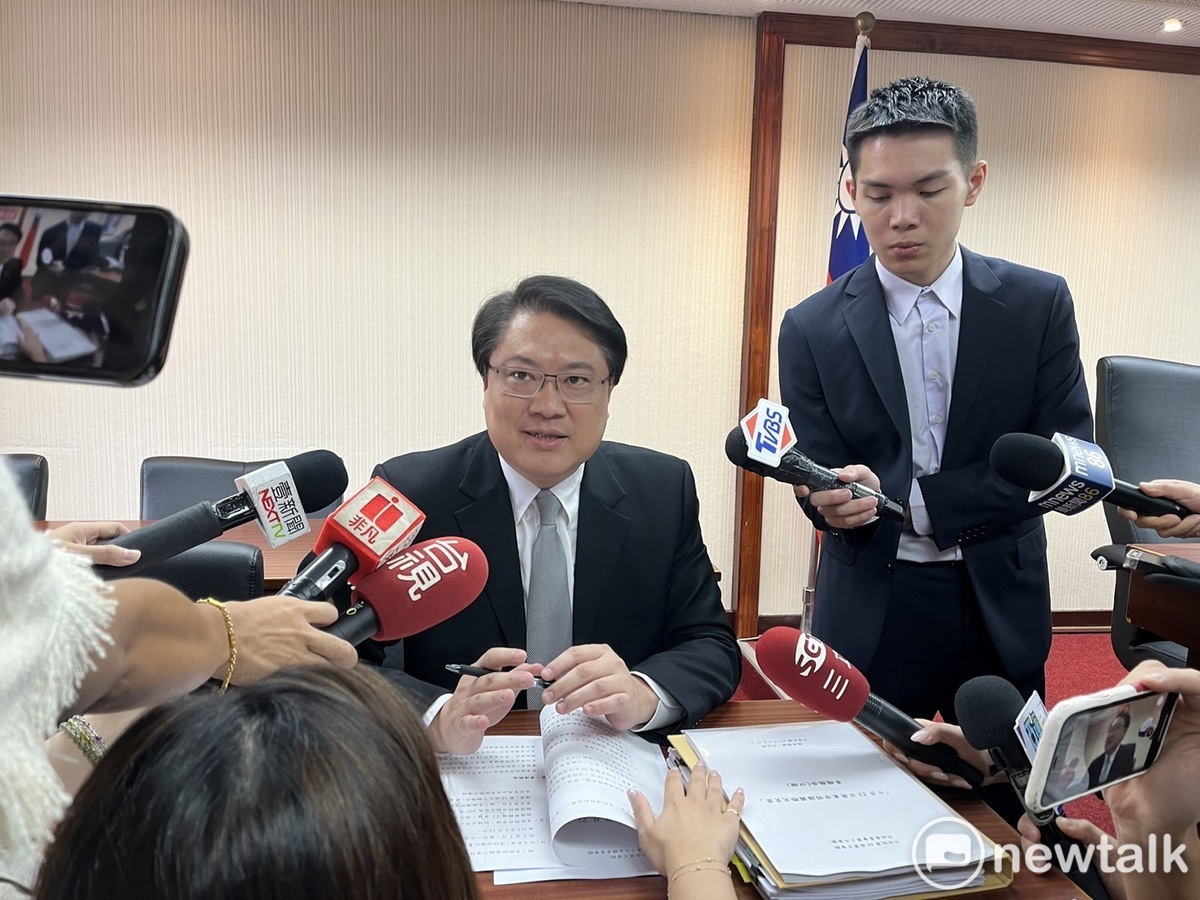 內政部長林右昌今(27)日赴立法院內政委員會進行「明揚大火案」專案報告。 圖：金大鈞/攝