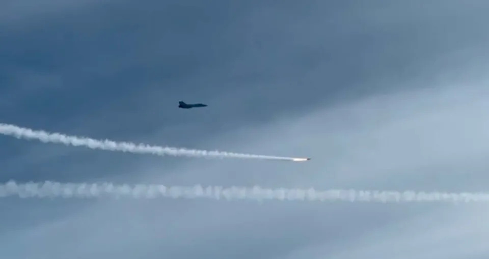 俄軍「雷鳴」號護衛艦、潛艇以及米格-31戰機在演習中發射導彈。 圖：翻攝自騰訊網