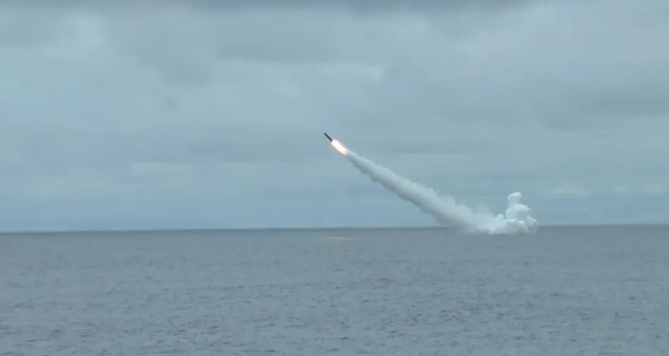 俄軍「雷鳴」號護衛艦、潛艇以及米格-31戰機在演習中發射導彈。 圖：翻攝自騰訊網