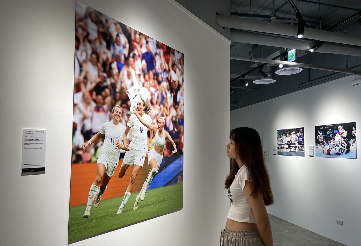 女性運動影像巡迴展中部首場校園展，9月27日在弘光科大開幕。女學生專注看展。 弘光科大/提供