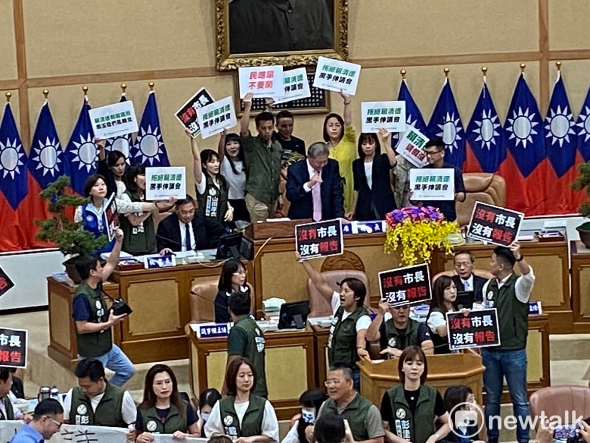 新北市議會藍綠黨團為了市長侯友宜請假未到議會進行施政報告吵翻天。 圖：林昀真/攝