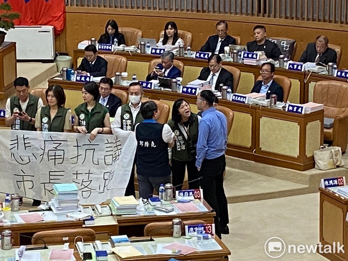 鄭宇恩不滿表示，和國民黨團沒有協商空間，要求侯友宜親到議會報告。 圖：林昀真/攝