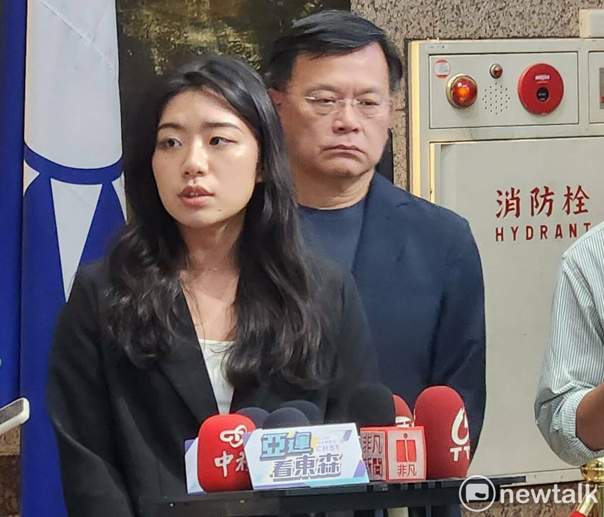 國民黨發言人楊智伃（前）、國民黨文傳會主委林寬裕（後）說明選前之夜規劃。 圖：黃建豪/攝（資料照）