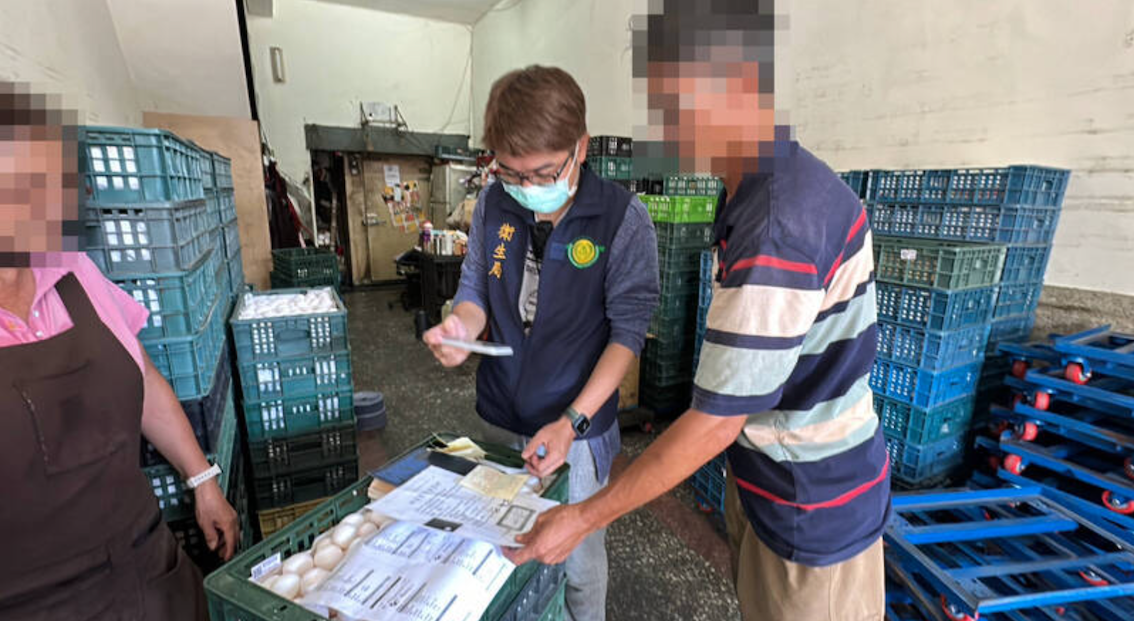 高雄傳出有民眾買到「壞蛋」，高雄市衛生局今天（27日）前往蛋行稽查，現場販售蛋品為國產蛋，有雞蛋溯源標籤QR code可供溯源。 圖：高雄衛生局 / 提供