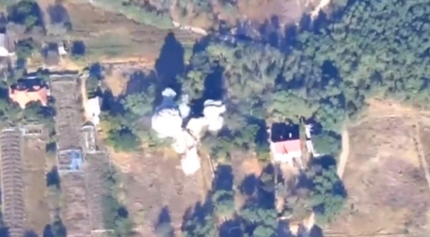 衛星拍到赫爾松的一處俄軍臨時指揮所遭到烏軍海馬斯火箭砲命中。 圖 : 翻攝自烏克蘭國防部