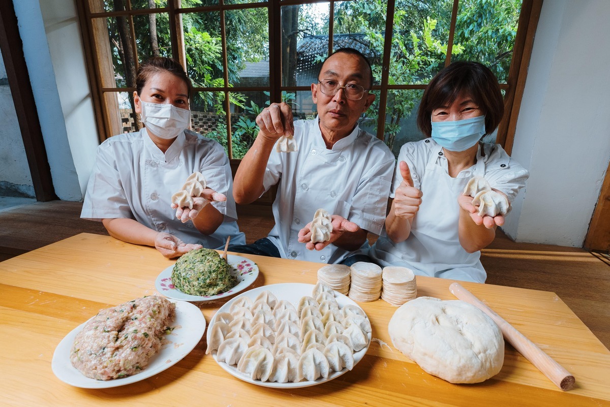 高雄眷村嘉年華推出百人齊心包餃子活動。 圖：高雄市文化局提供