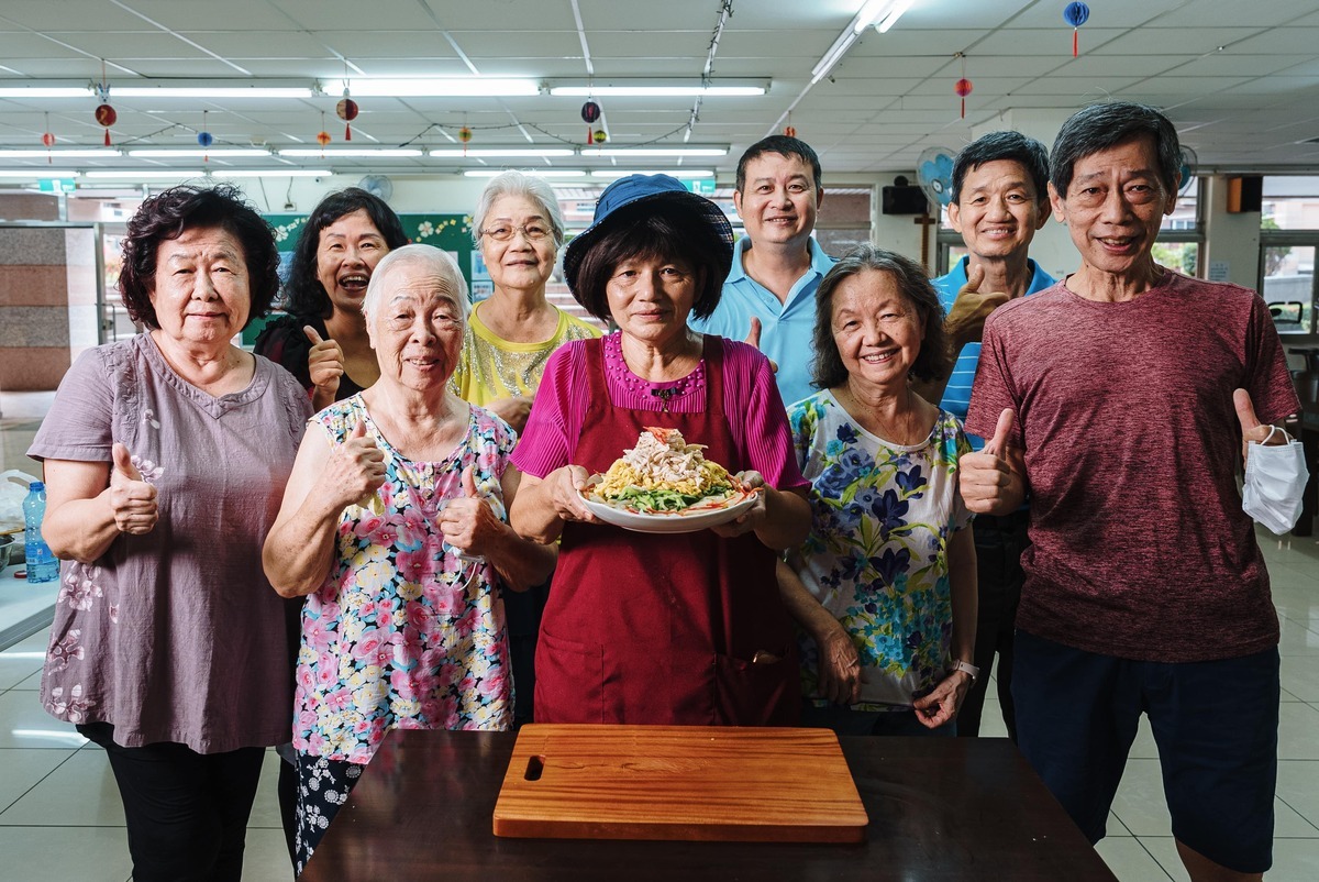 眷村爸媽拿出壓箱手路菜。 圖：高雄市文化局提供