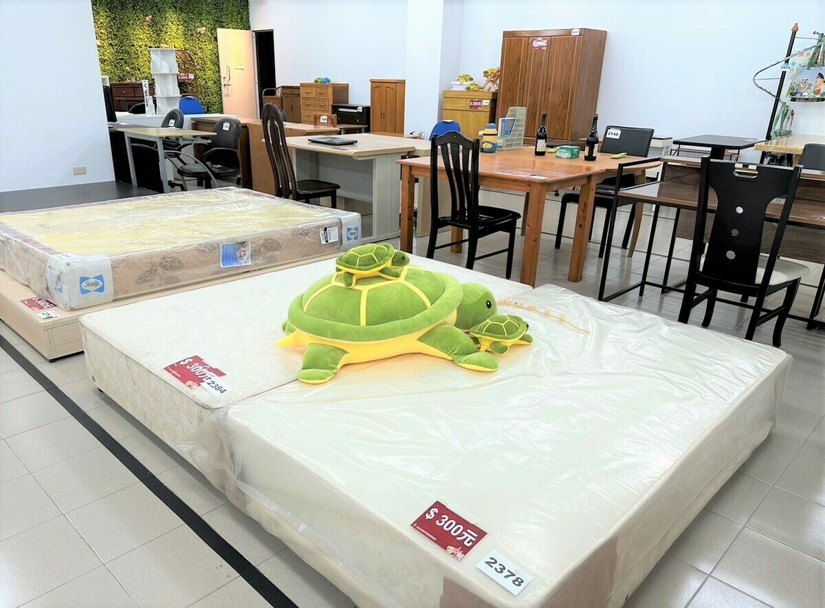 新北再生家具展售中心二手好物價格多在新台幣300元以內。 圖：新北市環保局/提供