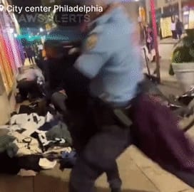 費城發生大規模搶劫事件，警方快速部隊到現場抓住歹徒。 圖 : 影片截圖