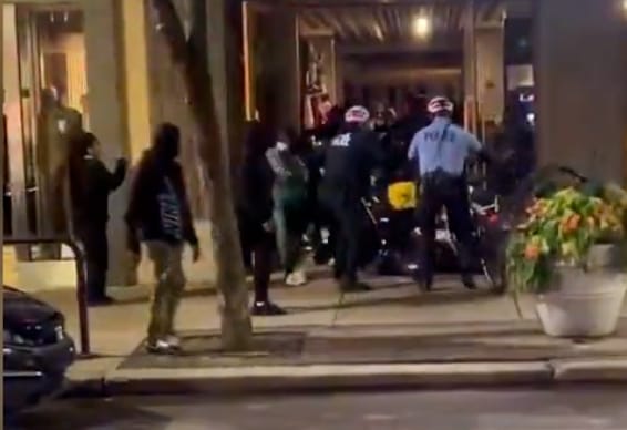 費城發生大規模搶劫事件，警方快速部隊到現場維持治安。 圖 : 翻攝自環球網