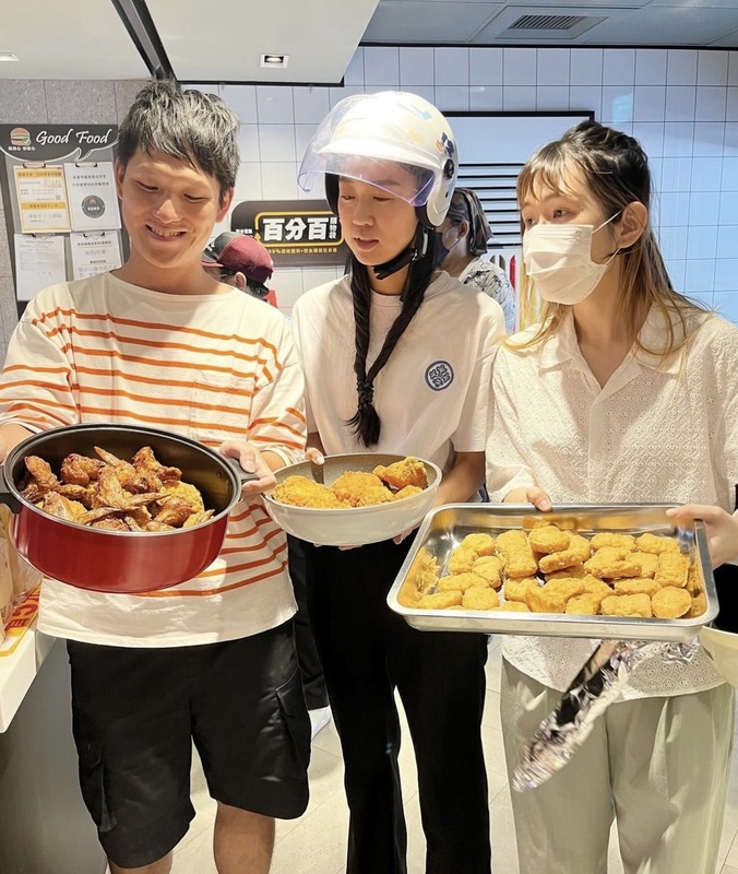員工們自備容器裝麥當勞餐點。 圖：翻攝自蔡阿嘎IG