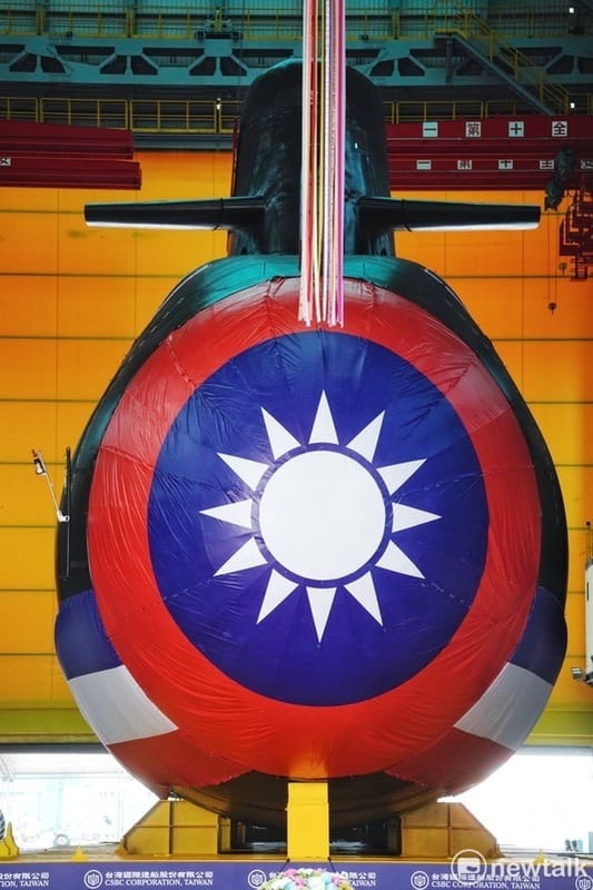 台灣首艘國造潛艦「海鯤號」（舷號711），攸關潛艦攻擊戰力的艦艏魚雷發射管，以中華民國國旗遮蓋。 資料照片：張良一／攝。