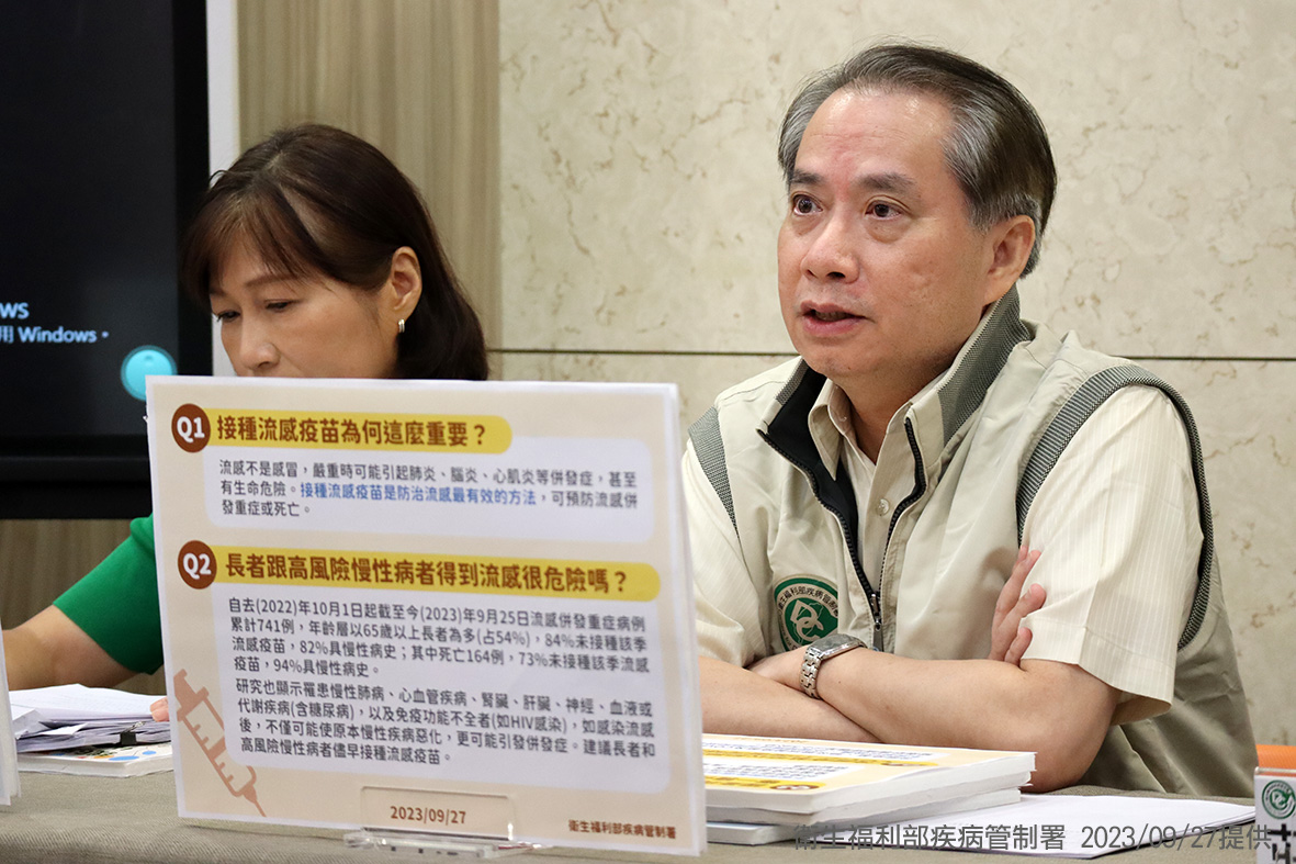 馬偕紀念醫院邱南昌醫務專員，說明接種疫苗重要性。 圖：疾管署／提供