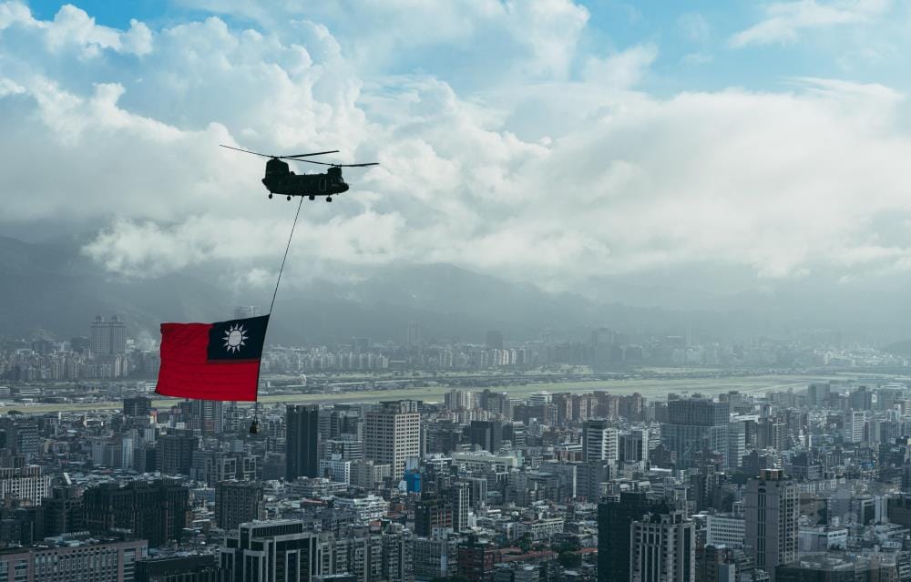 CH-47SD運輸機通過臺北市上空。 圖：軍聞社提供。