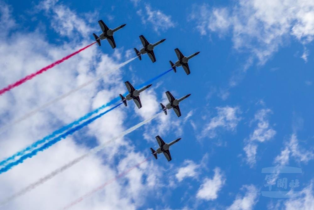 AT-3教練機施放彩煙。 圖：軍聞社提供。