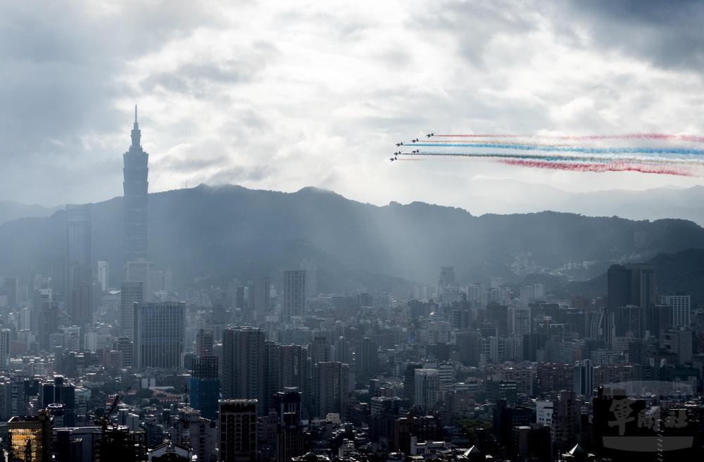 AT-3教練機彩煙劃過天際。 圖：軍聞社提供。