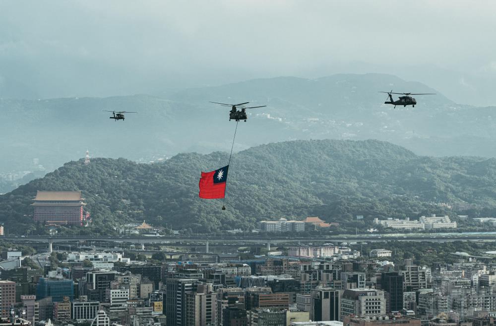 國旗機隊通過臺北市上空。 圖：軍聞社提供。