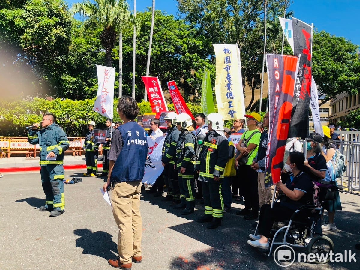 消防員工作權益促進會今（28）日到政院門口抗議，強調消防員的訴求是「組工會」，而非修《公務人員協會法》，並要求可以參與政院下午的修法相關會議。 圖：謝莉慧/攝
