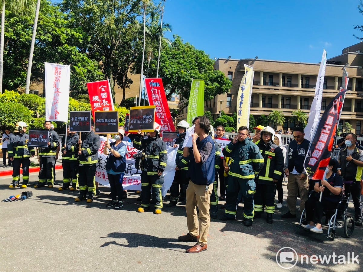 消防員工作權益促進會今（28）日到政院門口抗議。 圖：謝莉慧/攝