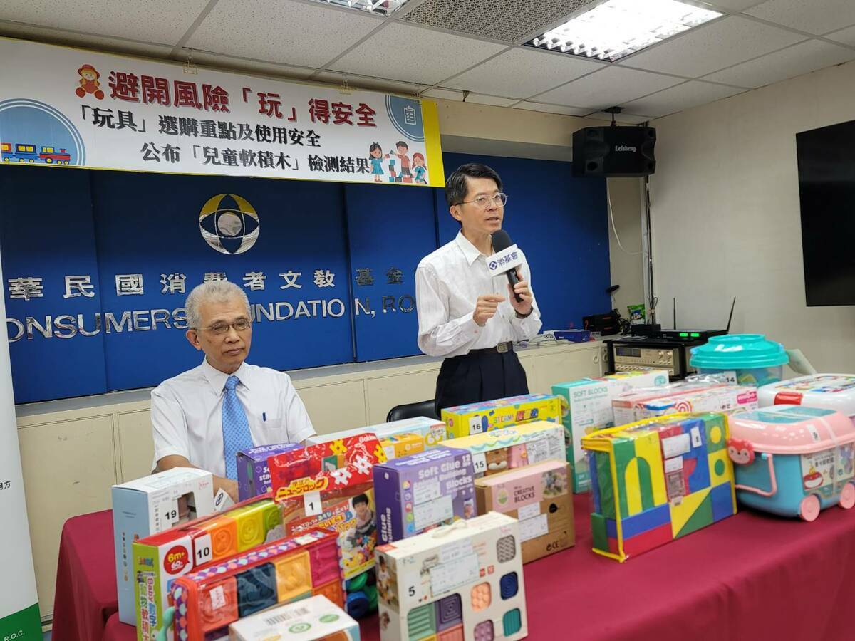 消基會與標檢局合作購買20件商品，依據CNS 4797「玩具安全（一般要求）」系列國家標準進行品質項目檢測，與依據商品檢驗法並查核商品檢驗標識與中文標示。 圖：中華民國消費者文教基金會／提供