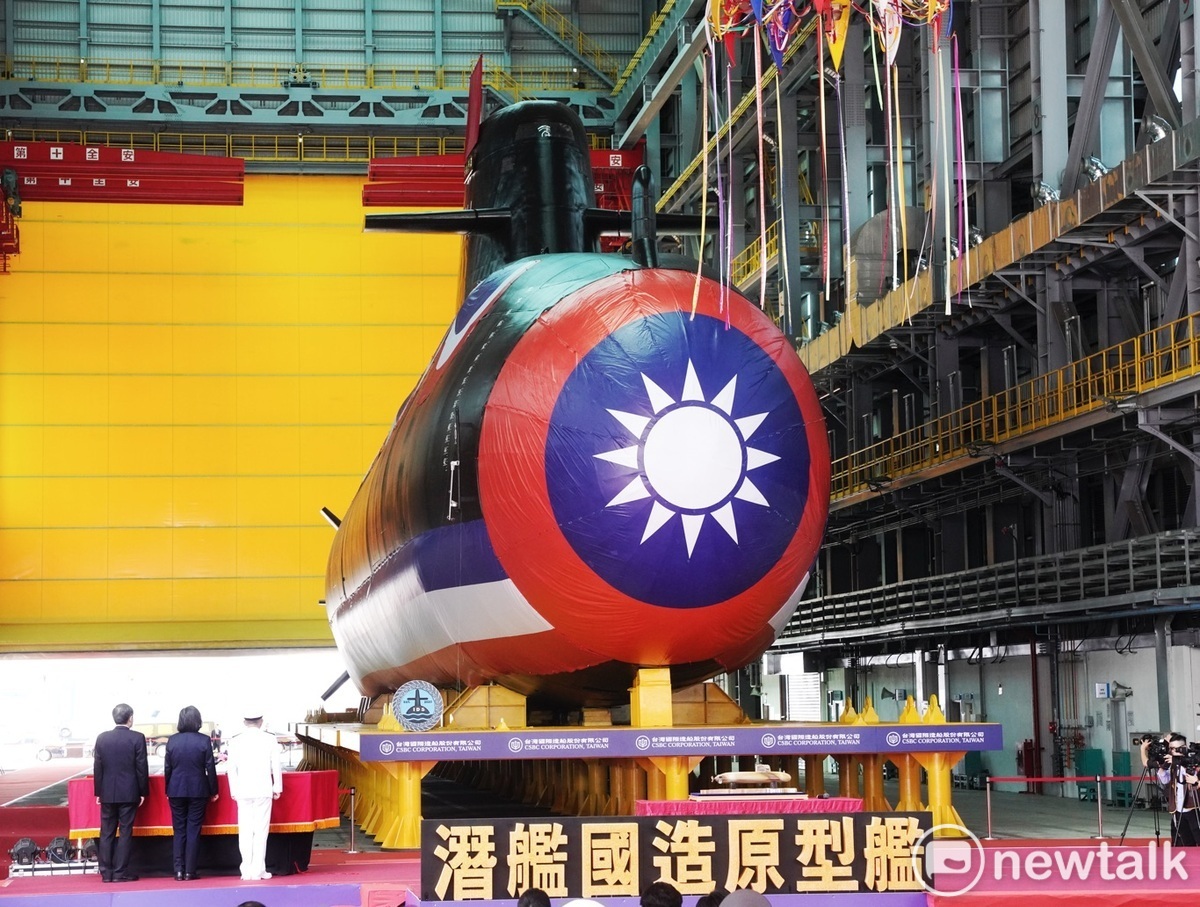 總統蔡英文今早在高雄台船主持潛艦國造原型艦命名及下水典禮，這是2017年簽署潛艦國造備忘錄後，歷經7年的種種困難與挑戰，逐步克服困境而得以建造出台灣第一艘潛艦原型艦。 圖：張良一/攝