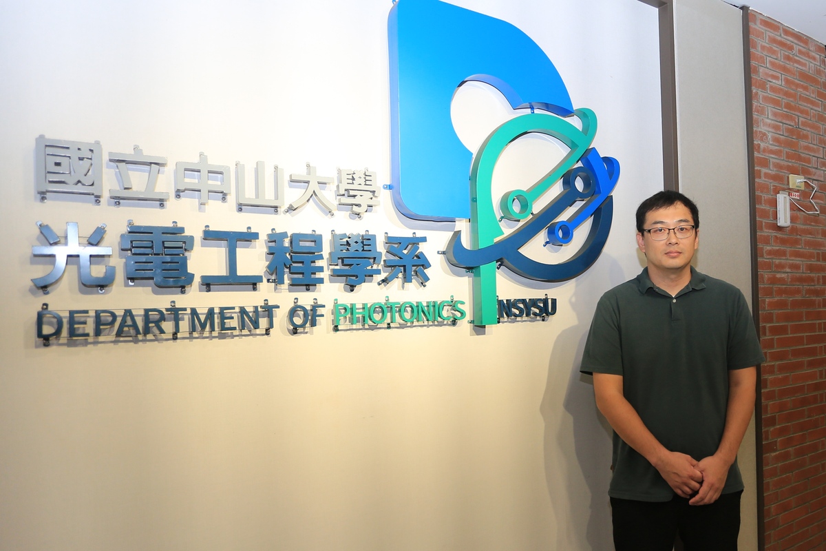 李炫錫在奈米結構光觸媒有最新發現。 圖：中山大學提供