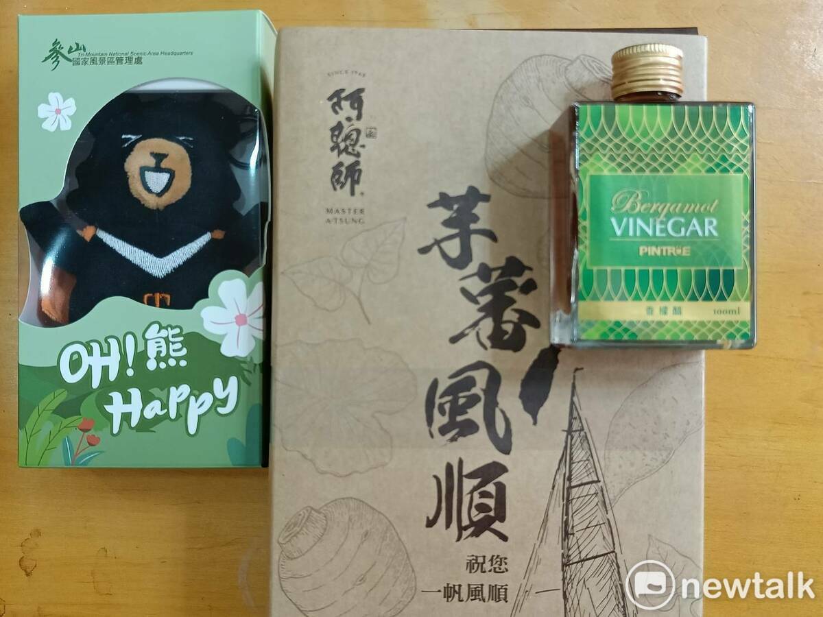 交通部觀光署參山處揭牌準備的伴手禮，有「薯」有「醋」。 唐復年/攝