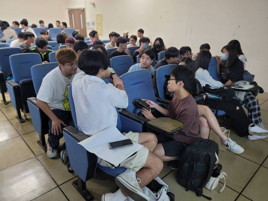 台科大愛情心理學、愛情多樣性、人際關係等課程，是學生們歡迎的熱門選課，圖為愛情心理學課程同學上課討論狀況。 圖：台科大提供。