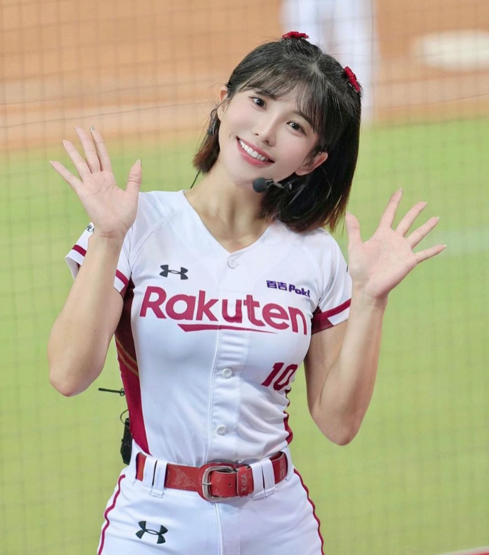 壯壯擁有亮麗的外型及姣好的身材，尤其是招牌的蜜臀讓她被封為「人間水蜜桃」。 圖：翻攝自壯壯IG