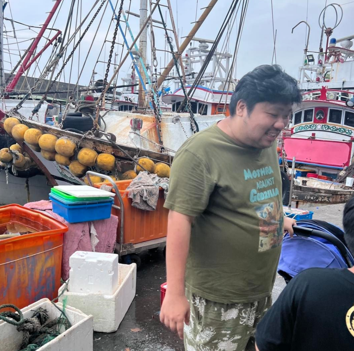 統神到漁港買魚時，被魚店的老闆多送魚。 圖：翻攝自亞洲統神IG