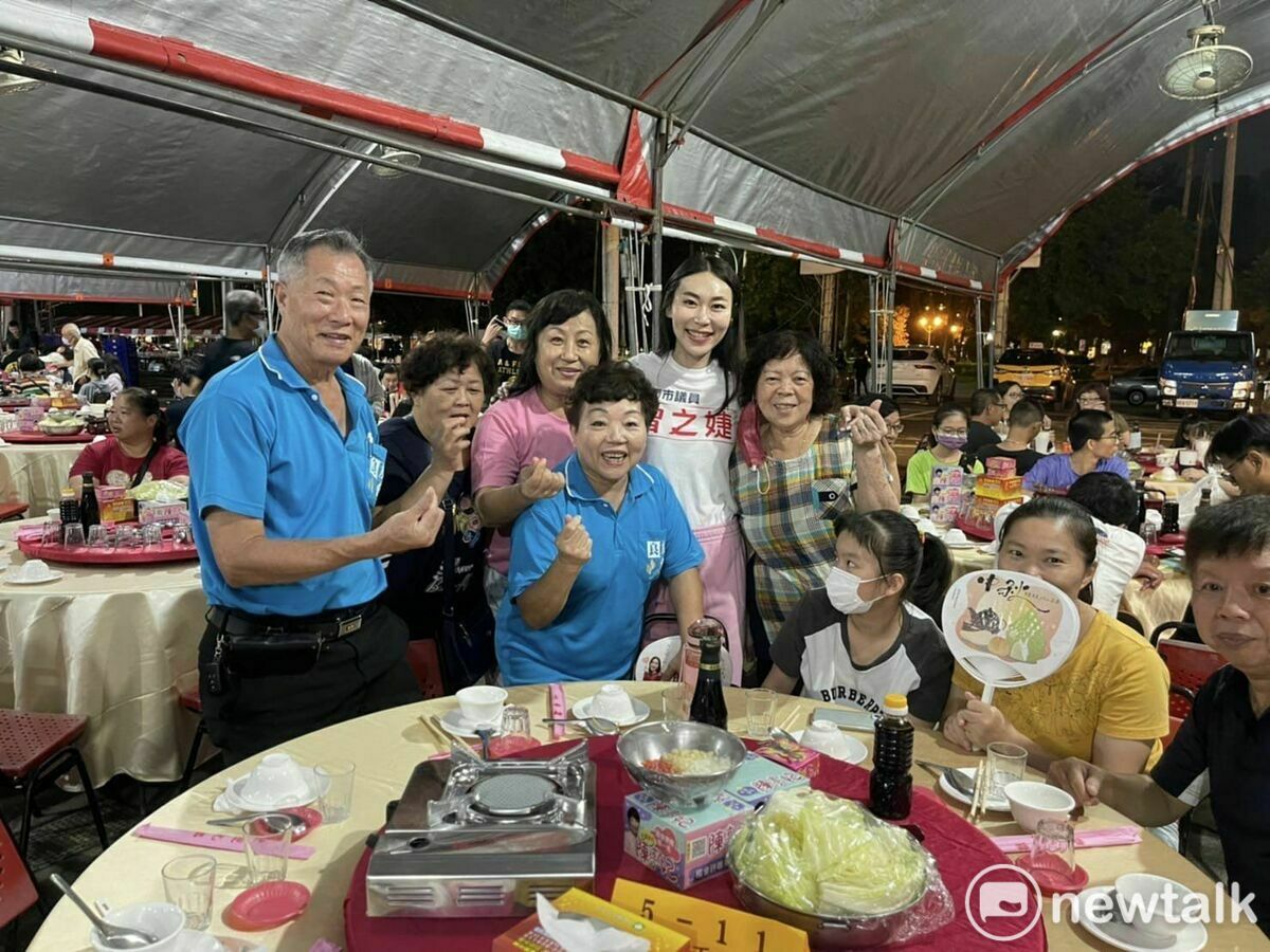 「曾順良之友會」與市議員曾之婕在大東夜市廣場聯合舉辦中秋聯歡晚會，配合政府環保減碳政策，維持創意圍爐火鍋取代炭火烤肉，露天席開150桌，場面相當浩大。 圖：良友會提供
