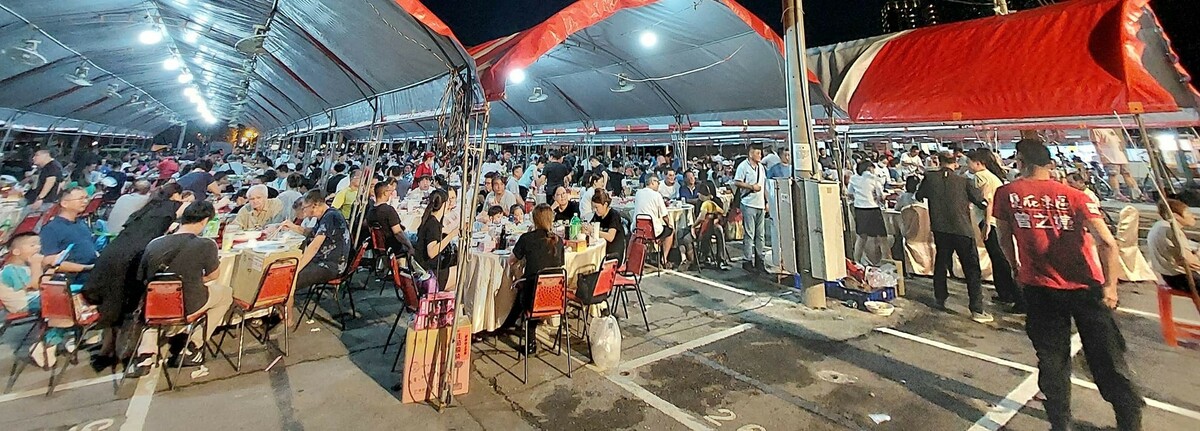 「曾順良之友會」與市議員曾之婕在大東夜市廣場聯合舉辦中秋聯歡晚會，配合政府環保減碳政策，維持創意圍爐火鍋取代炭火烤肉，露天席開150桌，場面相當浩大。 圖：良友會提供