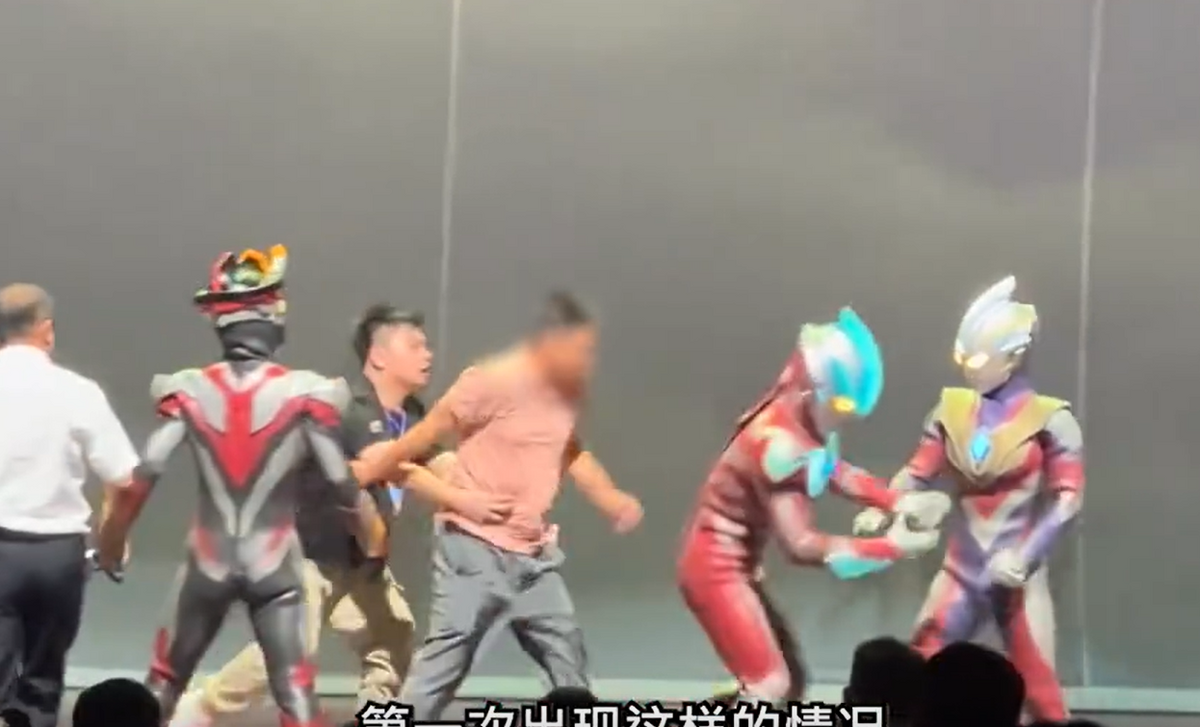 中國男子因不滿奧特曼是日本的，衝上台兩次出手推了奧特曼的演員，讓演員踉蹌跌倒。 圖 : 翻攝自微博
