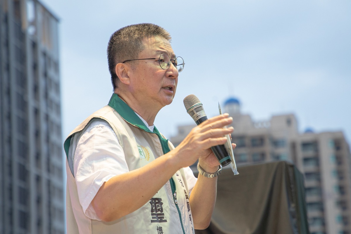 針對馬文君稍早宣布已委由律師提告，郭璽除了不以為意地稱「歡迎提告，我已經等很久了！」更反諷她是「不適格立委」。 圖：翻攝郭璽-高雄左營楠梓區立委參選人臉書
