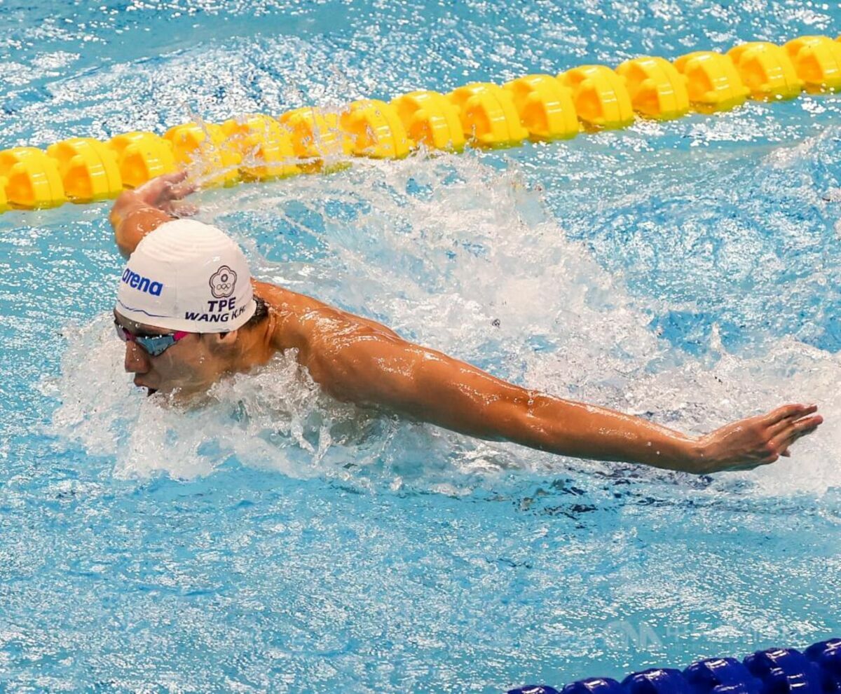 台灣游泳好手王冠閎29日晚間在杭州亞運游泳男子200公尺蝶式中游出1分54秒53的成績，成功拿下銀牌。 圖：中央社提供