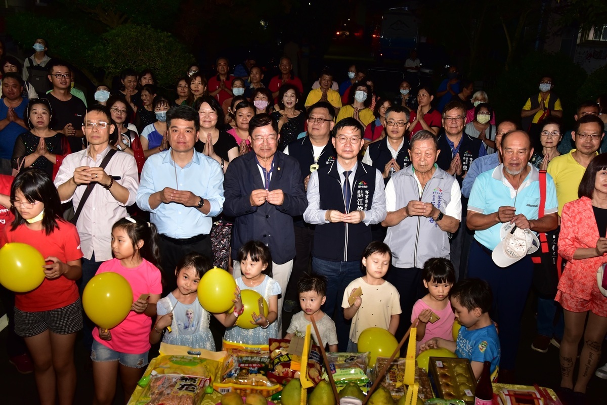 江主委帶領現場民眾進行客家傳統拜月儀式。 圖：台中市政府/提供