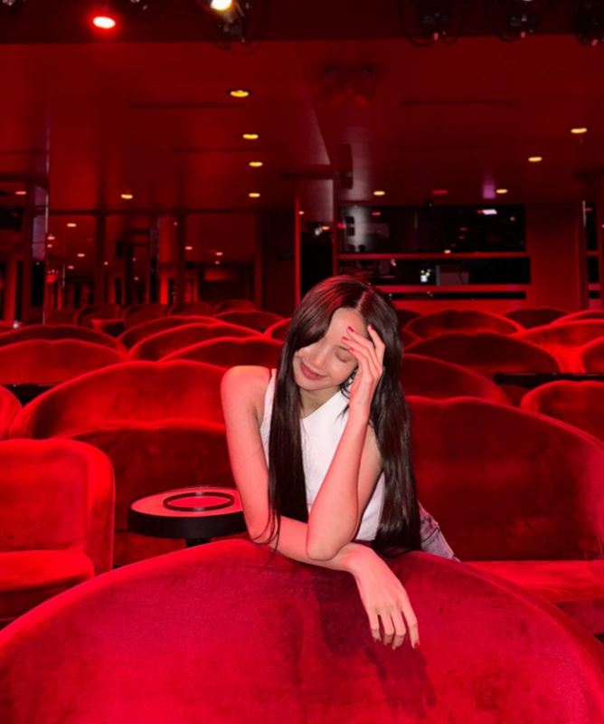 BLACKPINK成員Lisa在巴黎演出大尺度的瘋馬秀，演出後門票炒到1.5萬歐元，不過大尺度的Lisa，也讓網友認為太過裸露，批評Lisa。 圖：翻攝自IG lalalalisa_m