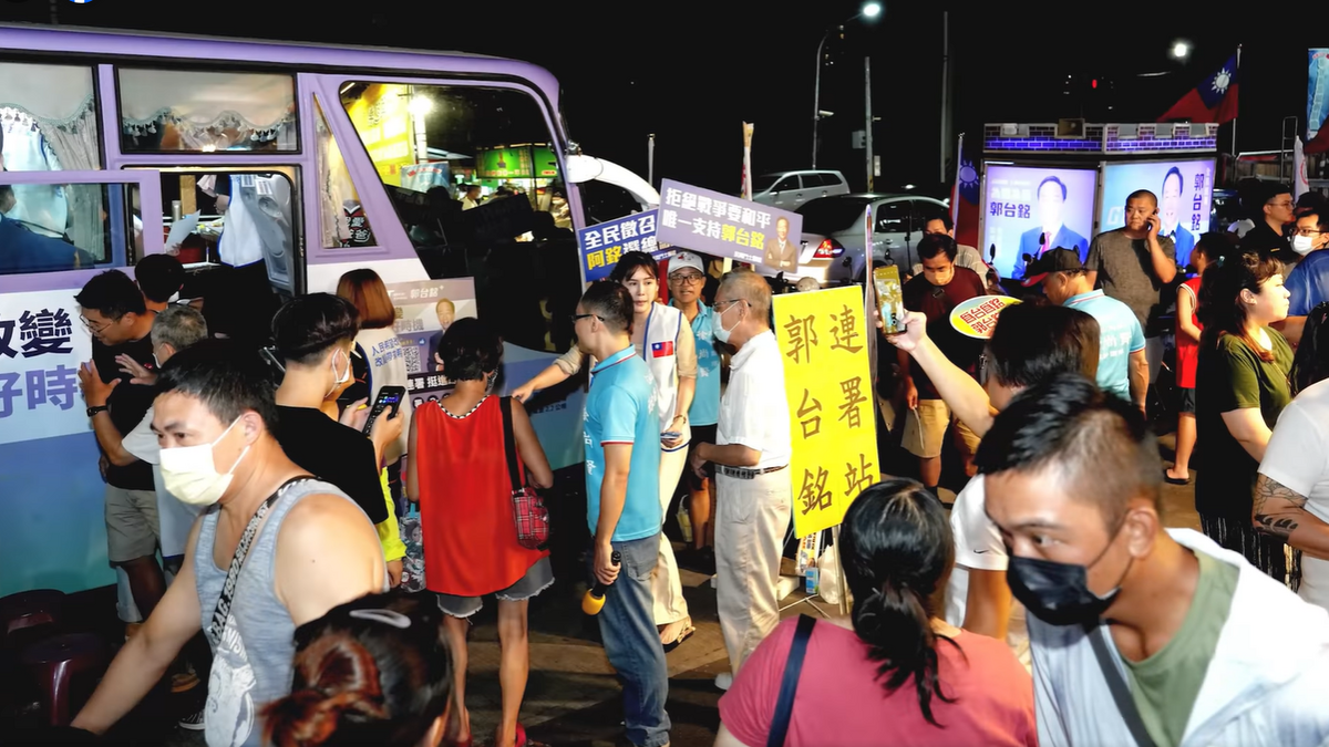 郭台銘宣布獨立參選後，砸錢派出行動連署車，與民眾互動勤拉連署簽名。 圖：翻攝自郭台銘臉書