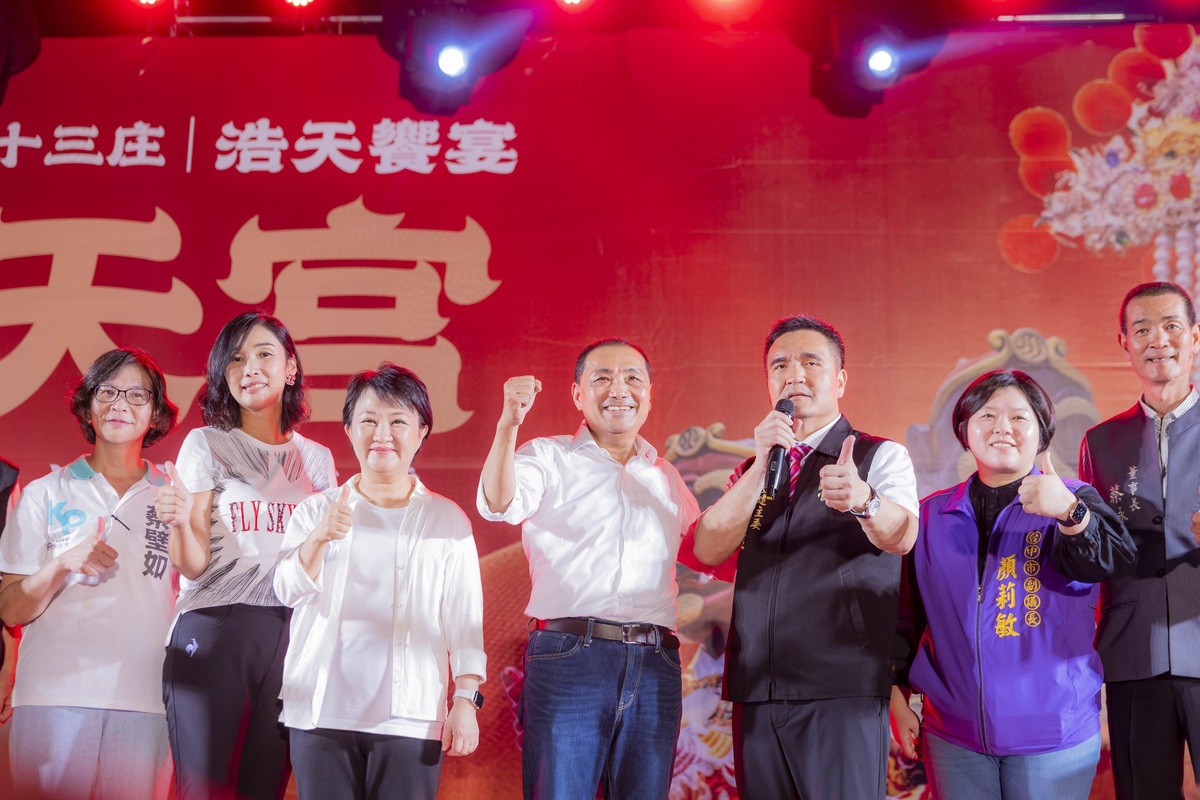 侯友宜參加台中梧棲浩天宮大庄媽祖徒步北港進香起馬宴。 侯友宜競選辦公室/提供