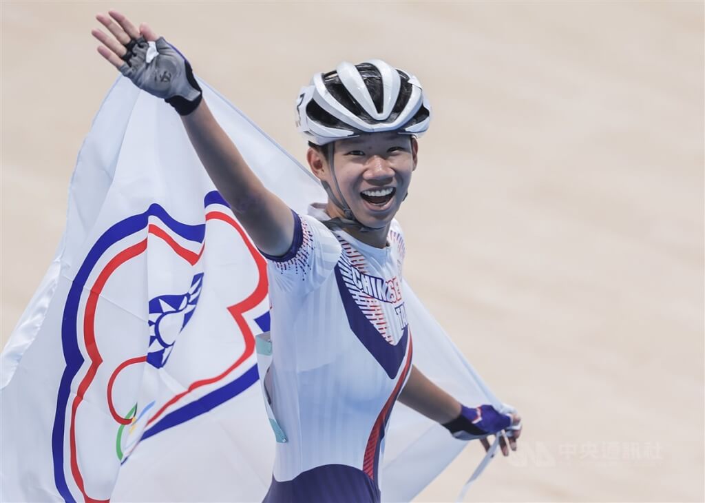 杭州亞運滑輪溜冰項目30日登場，競速溜冰女子10000公尺計點賽，台灣女將施沛妤（圖）溜出21分，拿下金牌。施沛妤開心拿著中華奧會旗繞場致意。 圖：中央社提供