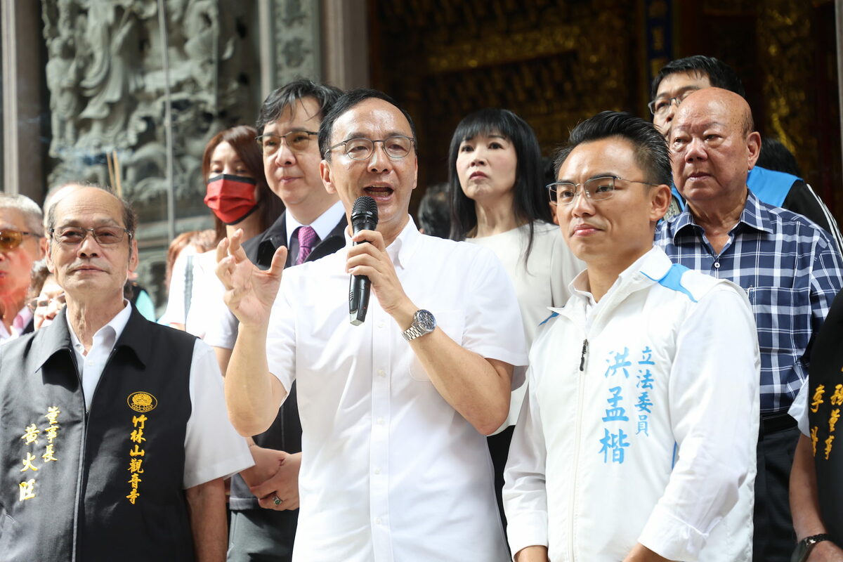 國民黨主席朱立倫今（1）日陪同國民黨立委洪孟楷至竹林山觀音寺上香祈福。 圖：國民黨 / 提供
