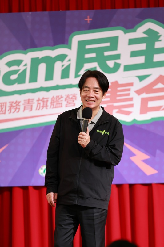 賴清德今（1）日公布最新競選小物，分別是挺性平的絲巾、挺同志的毛巾各一款，強調自己的價值理念。 圖：擷取自賴清德臉書
