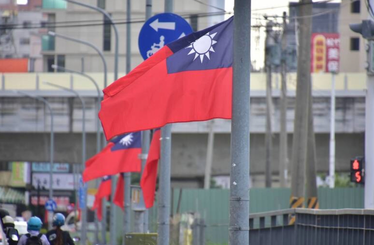 今年度國慶焰火將於台中施放，市府打造期間限定「旗海城市」。有民眾反映，建國北路整段疑似「降半旗」，市府則解釋為行車安全考量。 圖：台中市府提供